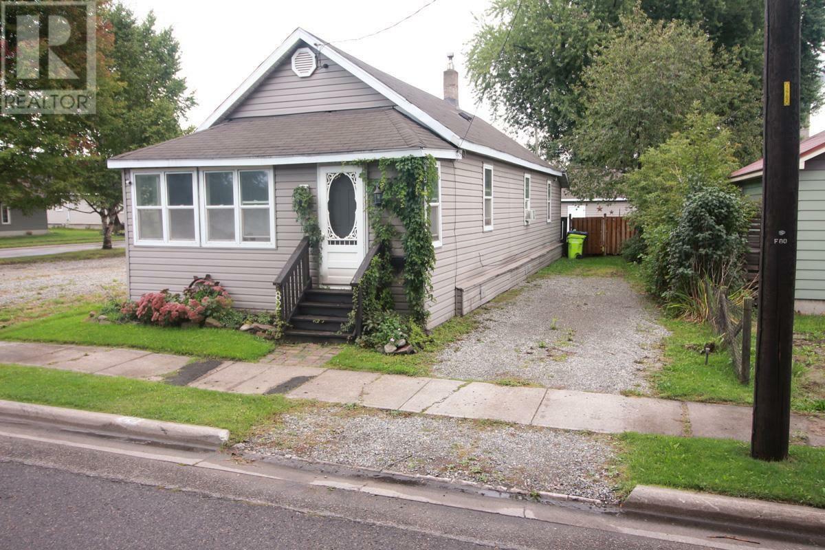 Property Photo:  82 Central St  ON P6C 4W5 