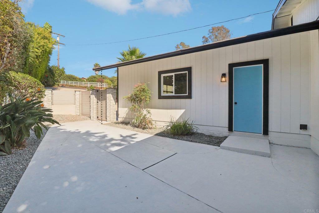 Property Photo:  1811 Laurel Rd (Off)  CA 92054 