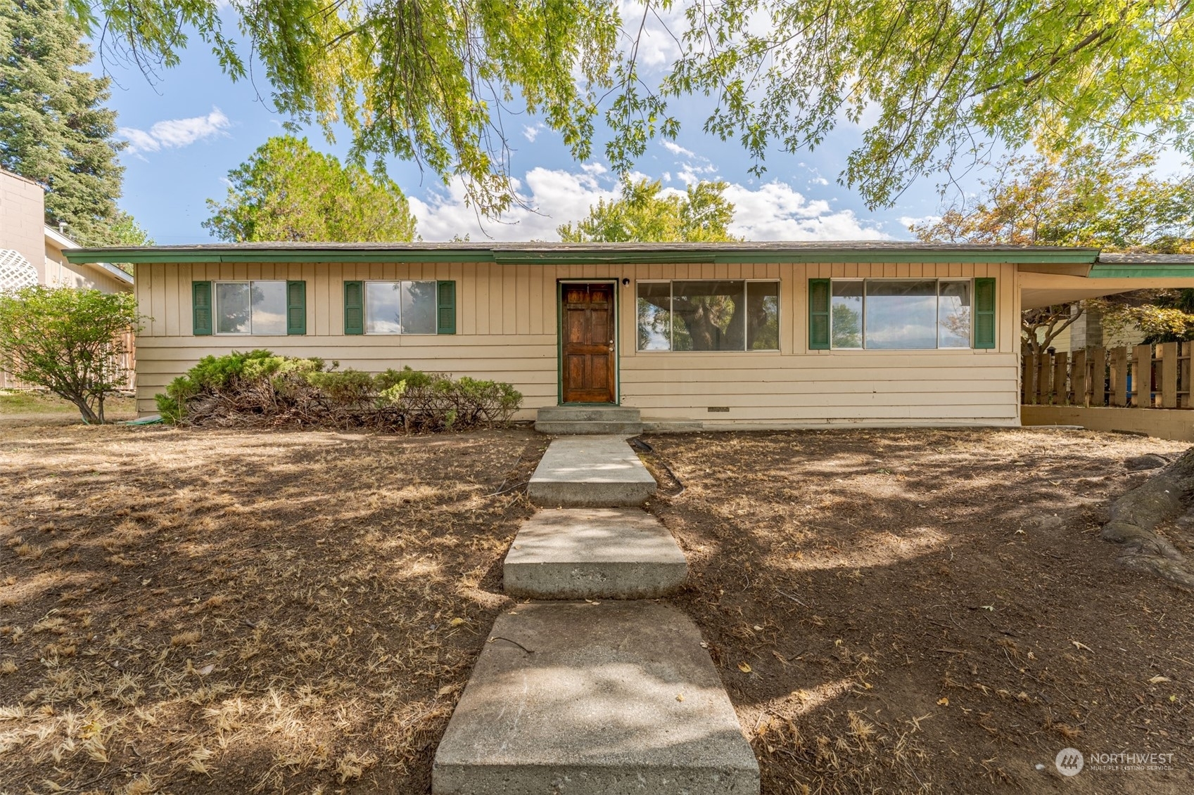 Property Photo:  17 S Lombard  WA 98802 