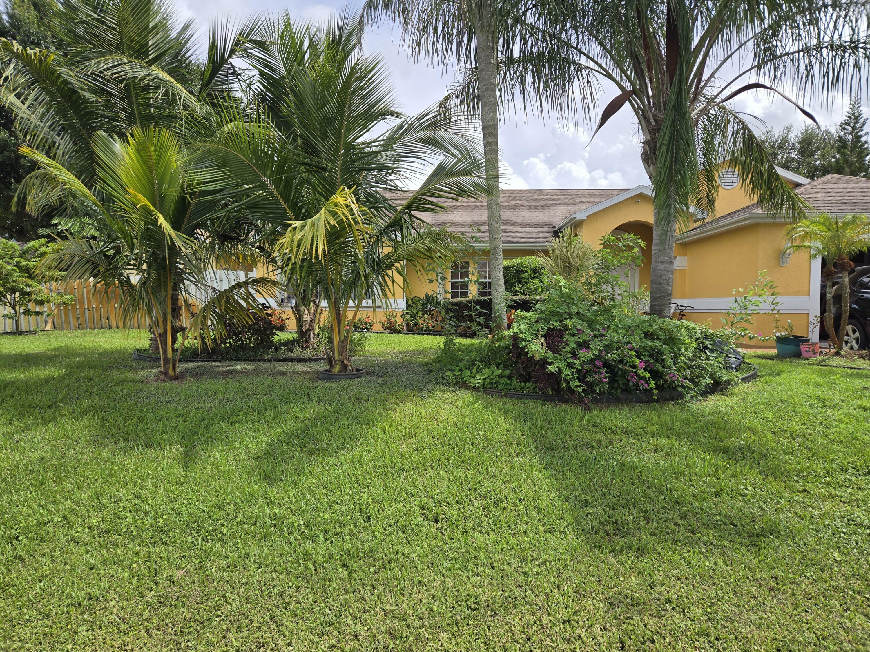 Property Photo:  3404 SE Bevil Avenue  FL 34984 