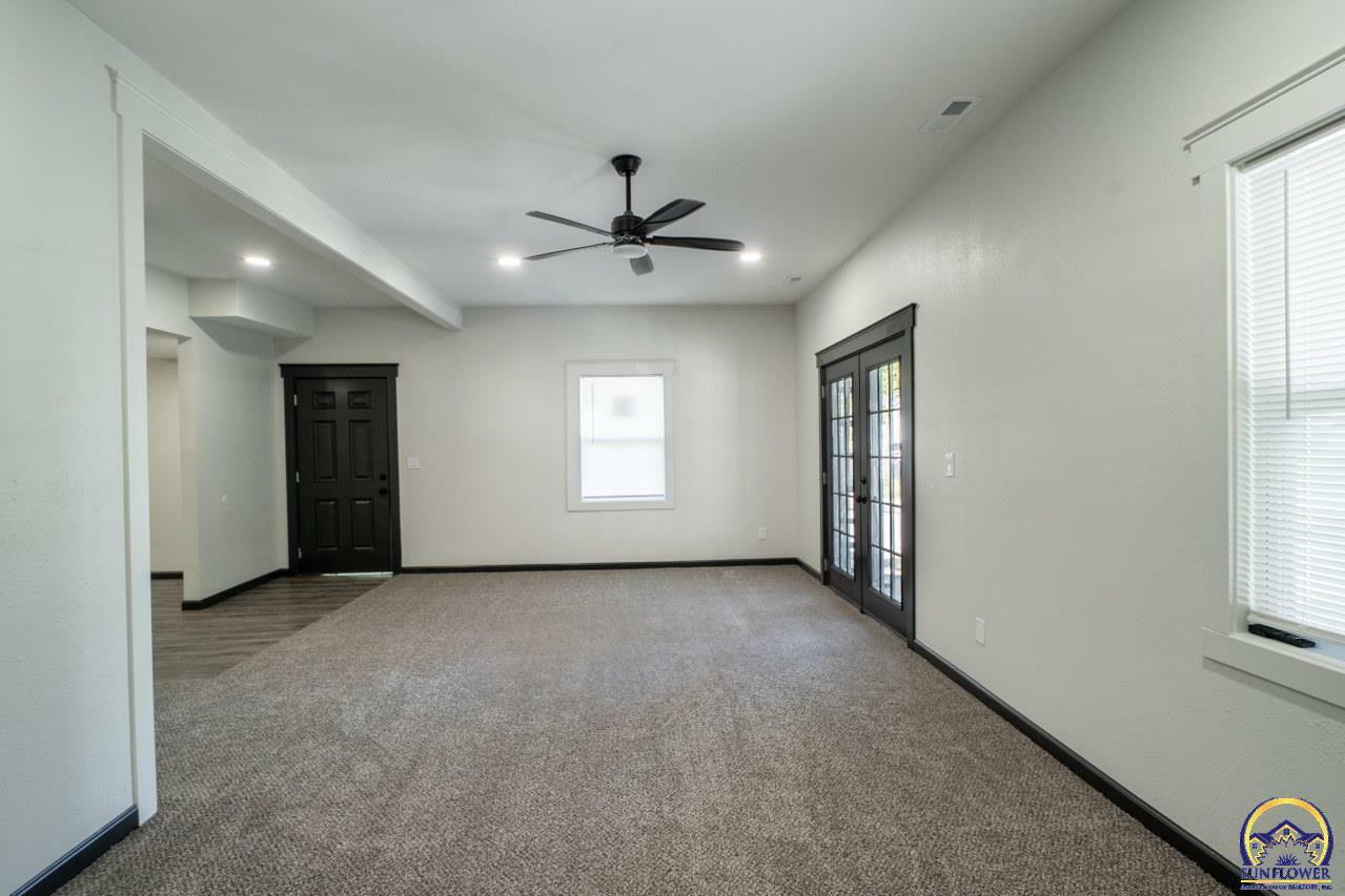 Property Photo:  315 SW 15th St  KS 66612 