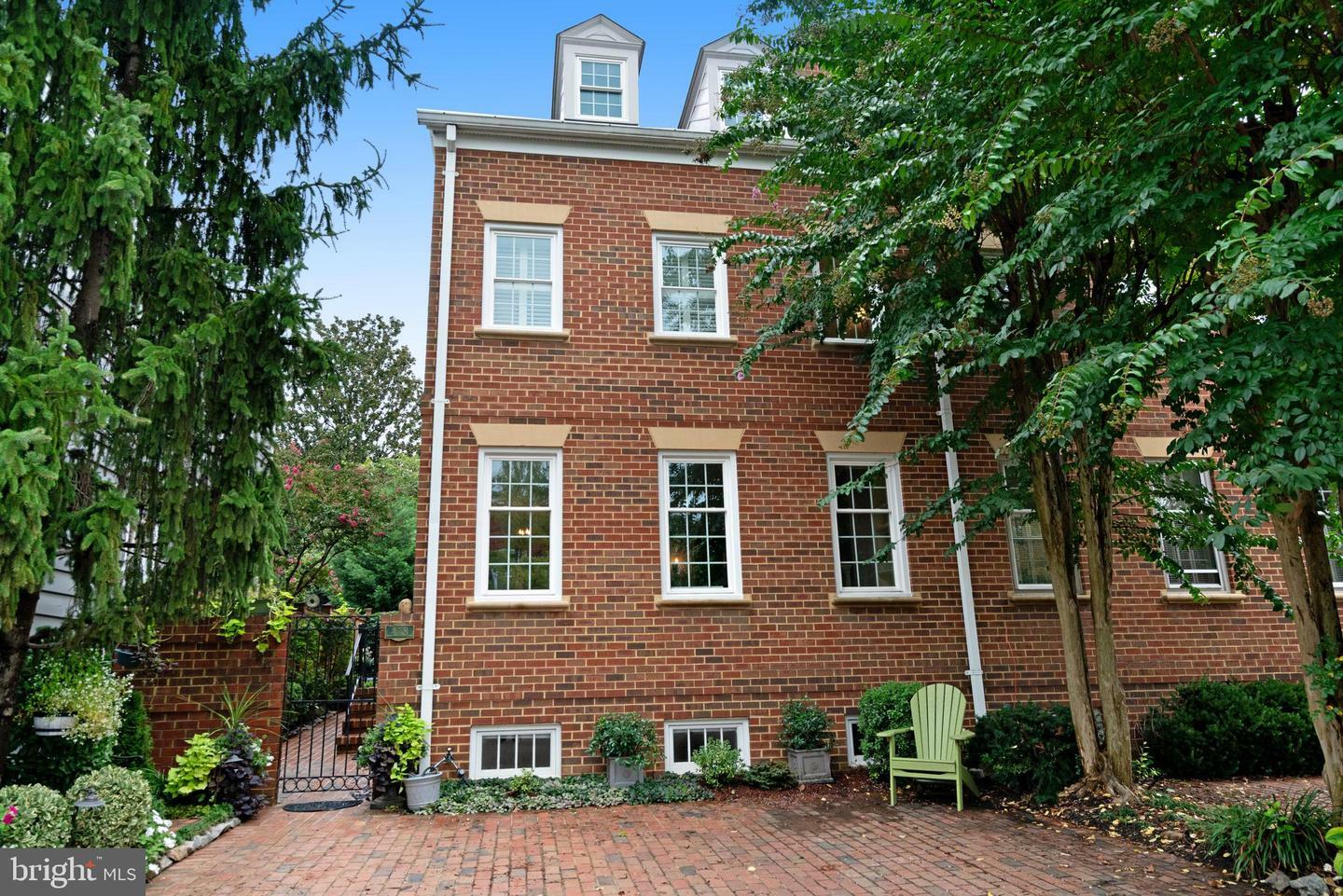 418 S Royal Street  Alexandria VA 22314 photo