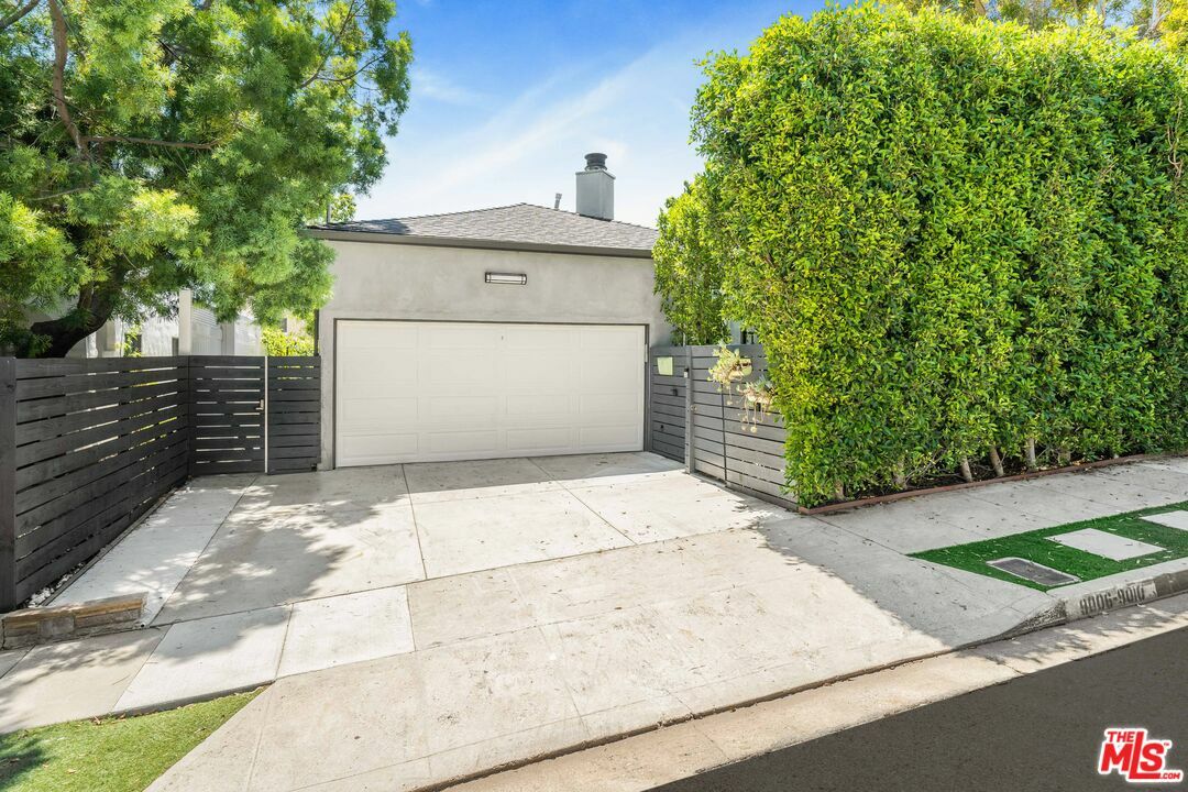 Property Photo:  9006   Phyllis Ave  CA 90069 