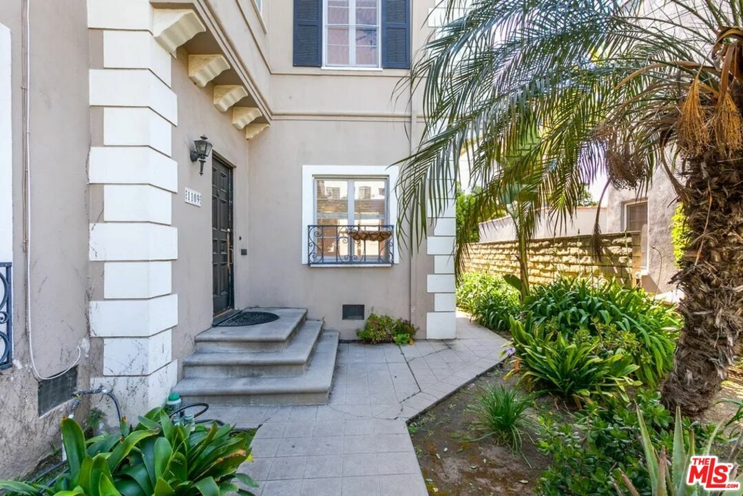 Property Photo:  1109   Glenville Dr 1/2  CA 90035 