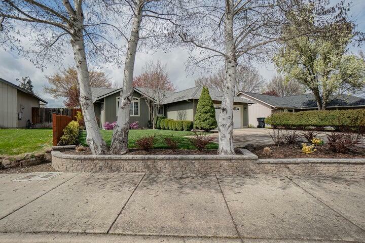 Property Photo:  1574 S Oakdale Avenue  OR 97501 