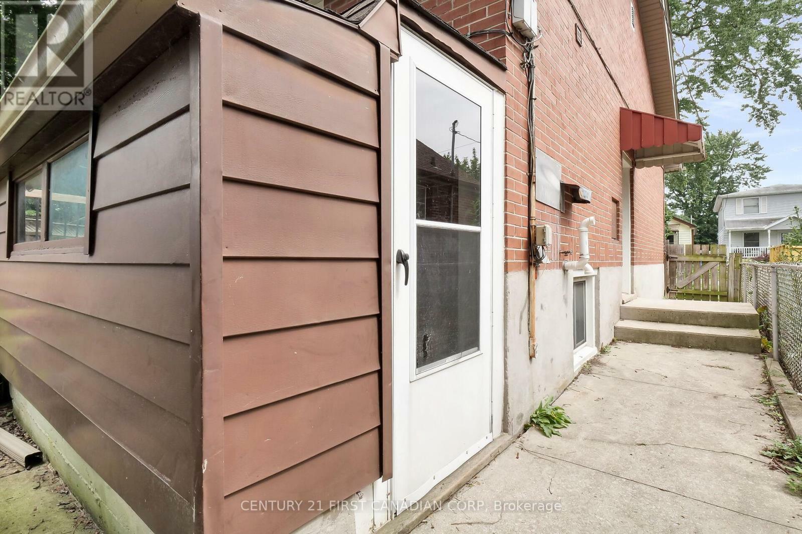 Property Photo:  454 Salisbury Street Lower  ON N5Y 3B2 