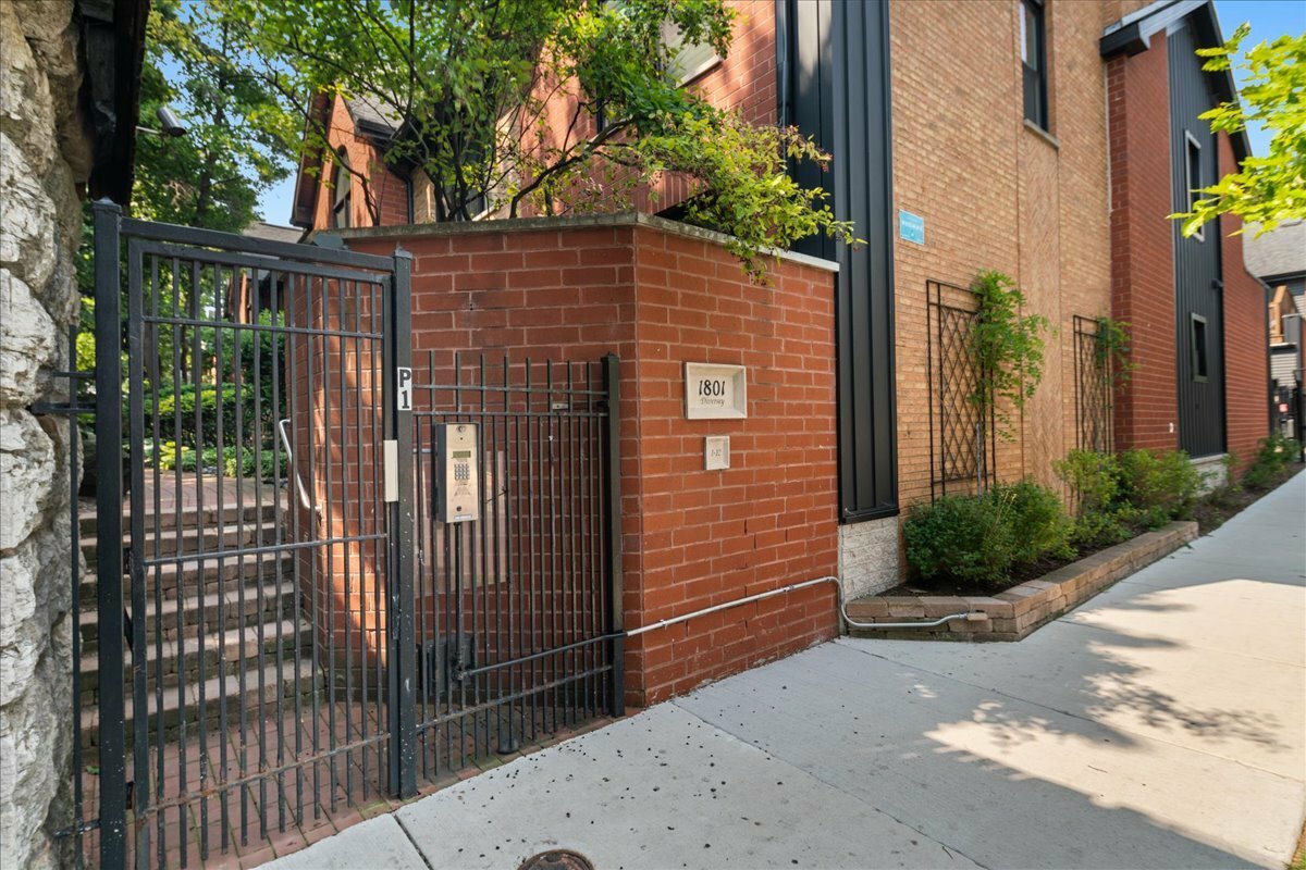 Property Photo:  1801 W Diversey Parkway 8  IL 60614 