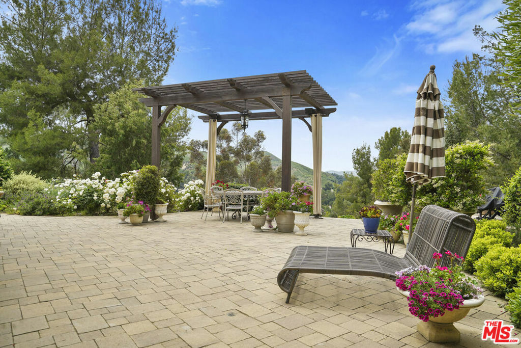 Property Photo:  3906 Jim Bowie Road  CA 91301 