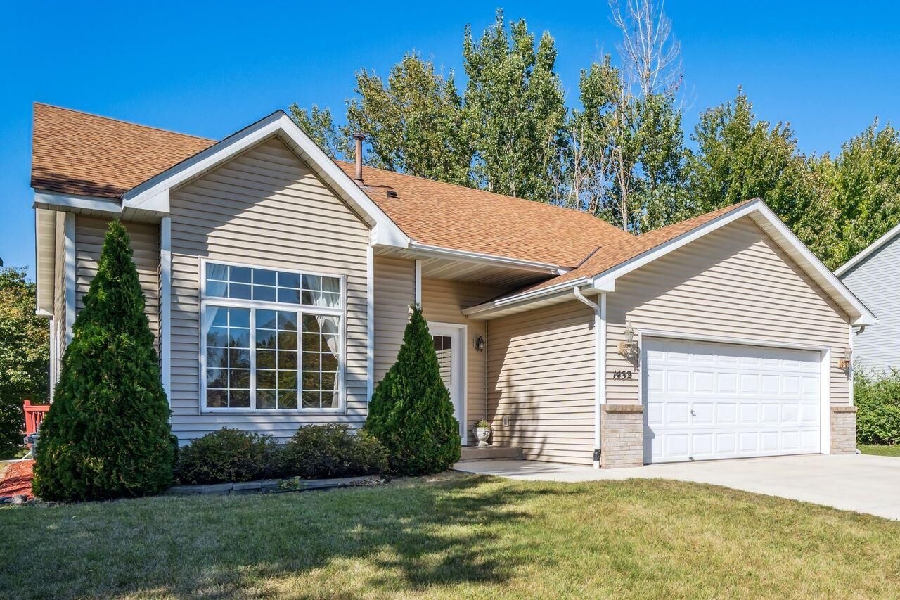 Property Photo: 1452 Creekside Drive MN 55387