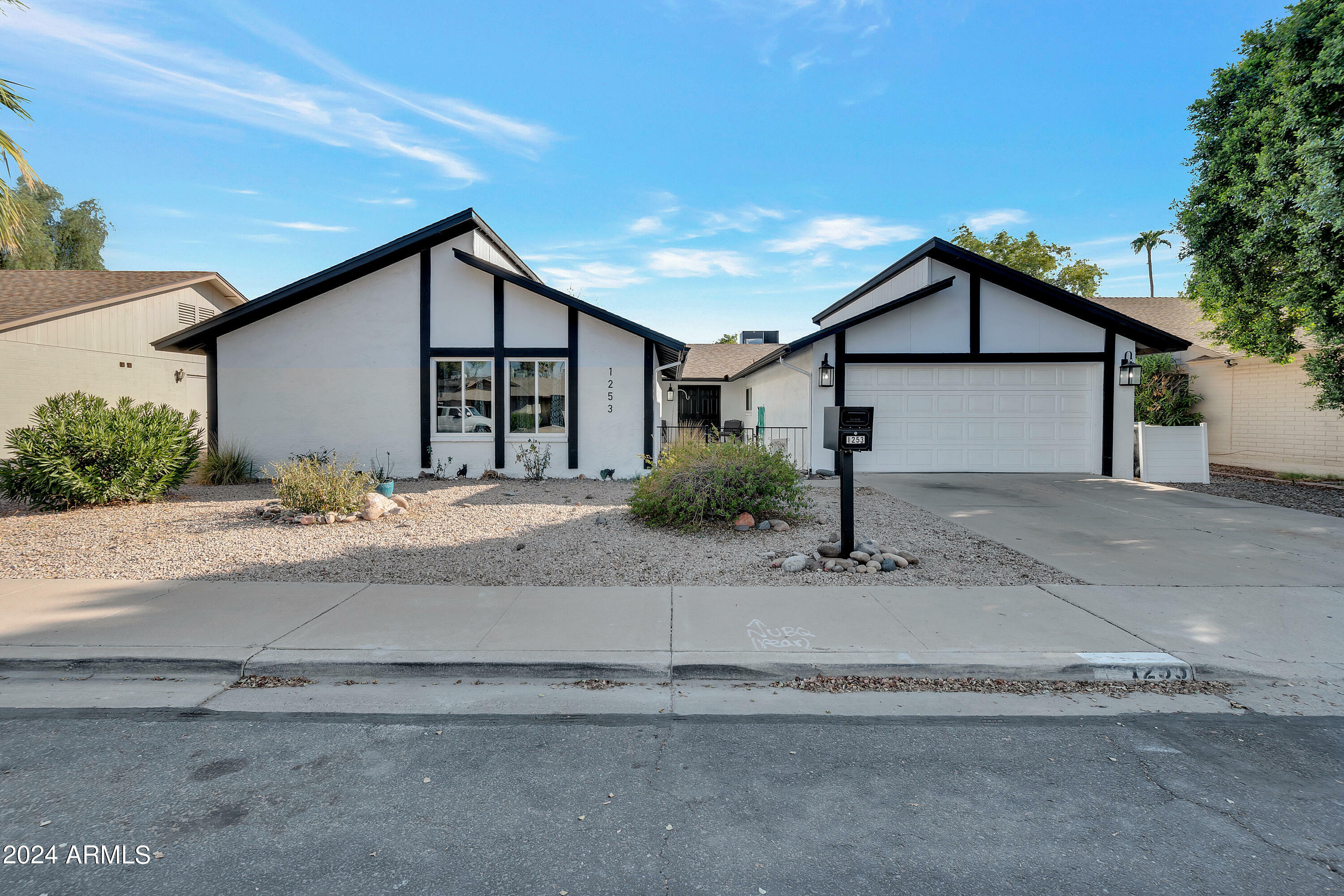 Property Photo:  1253 W Mendoza Avenue  AZ 85202 