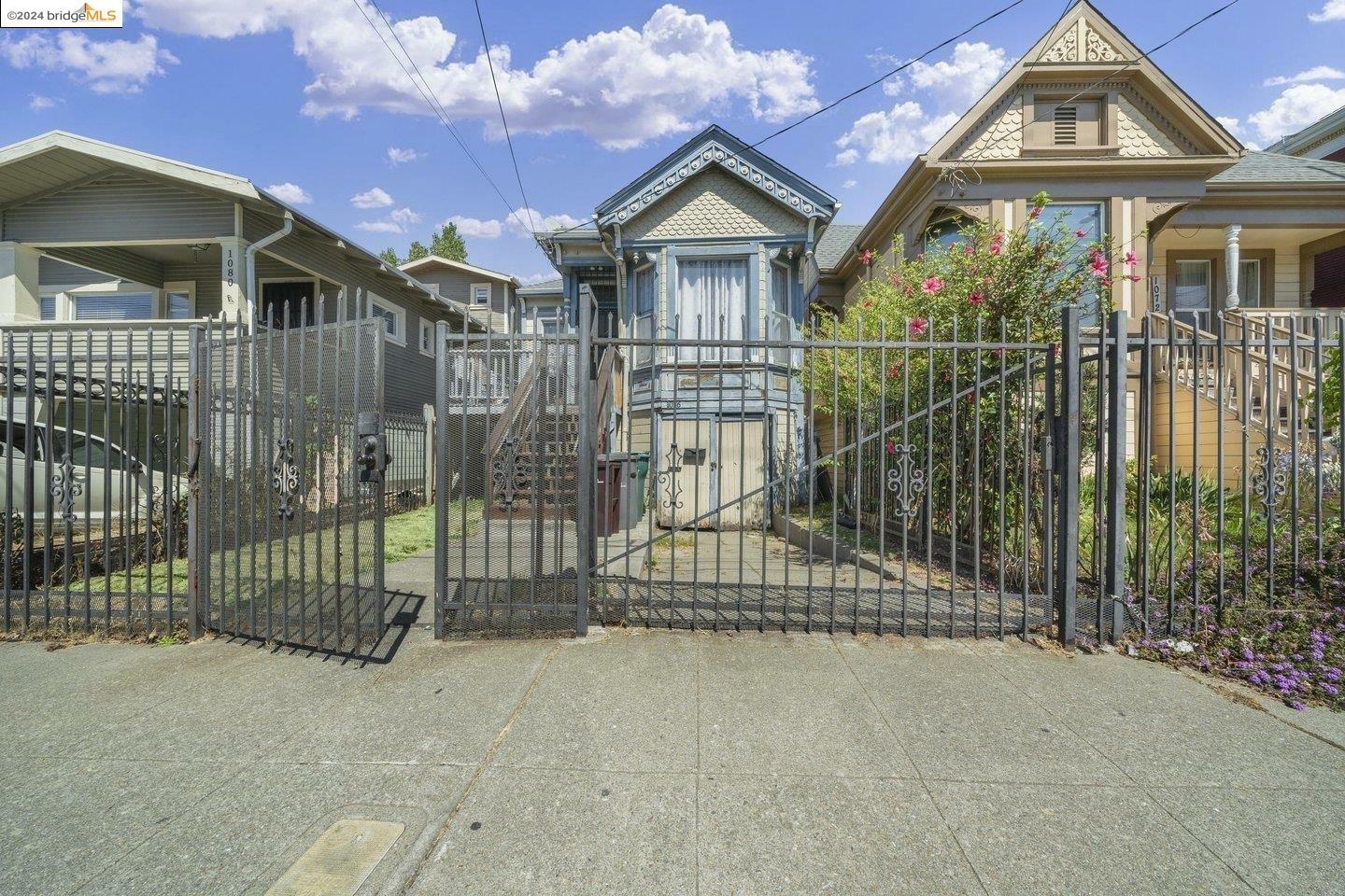 Property Photo:  1076 30th St  CA 94608 