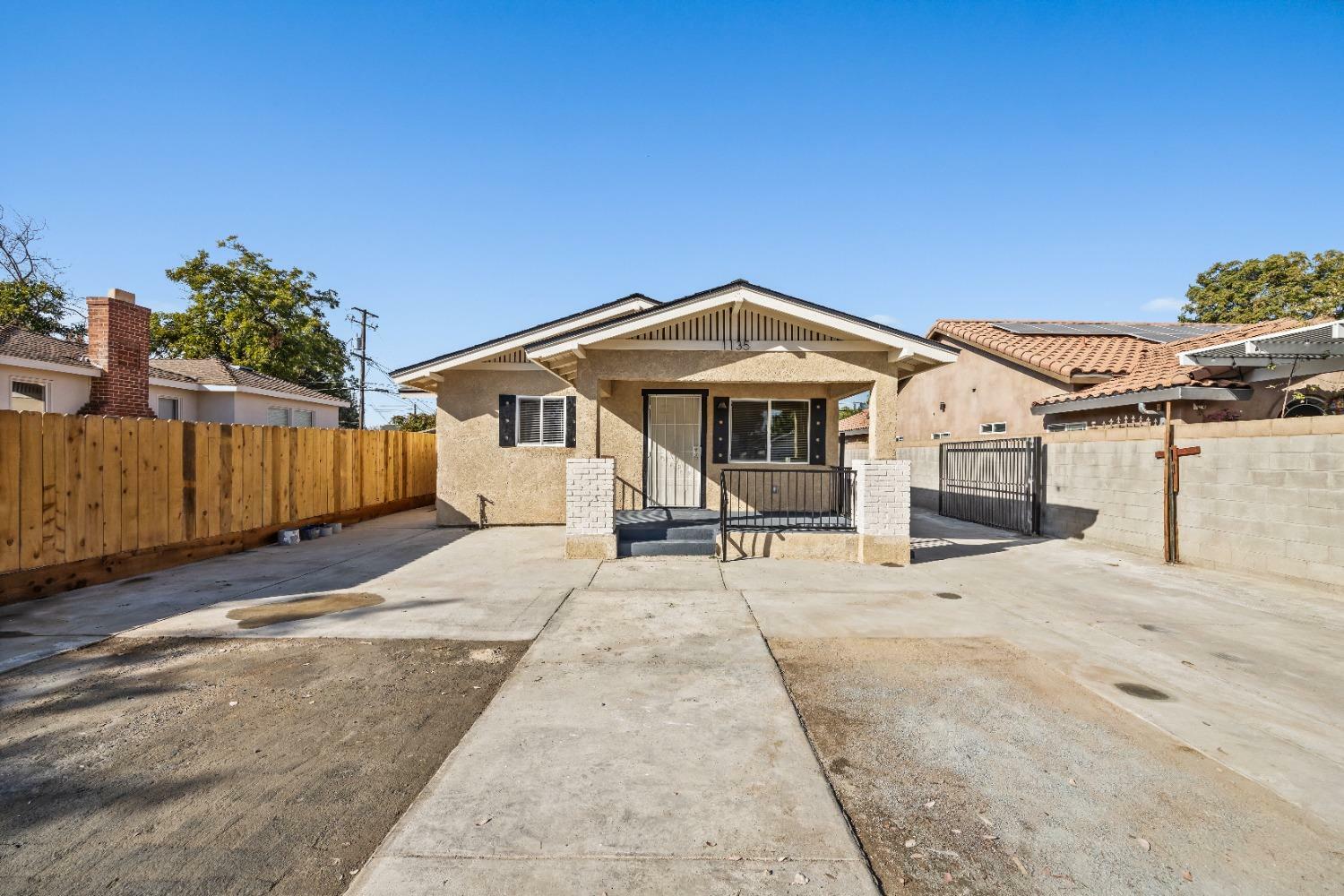 Property Photo:  1135 E Fedora Avenue  CA 93704 