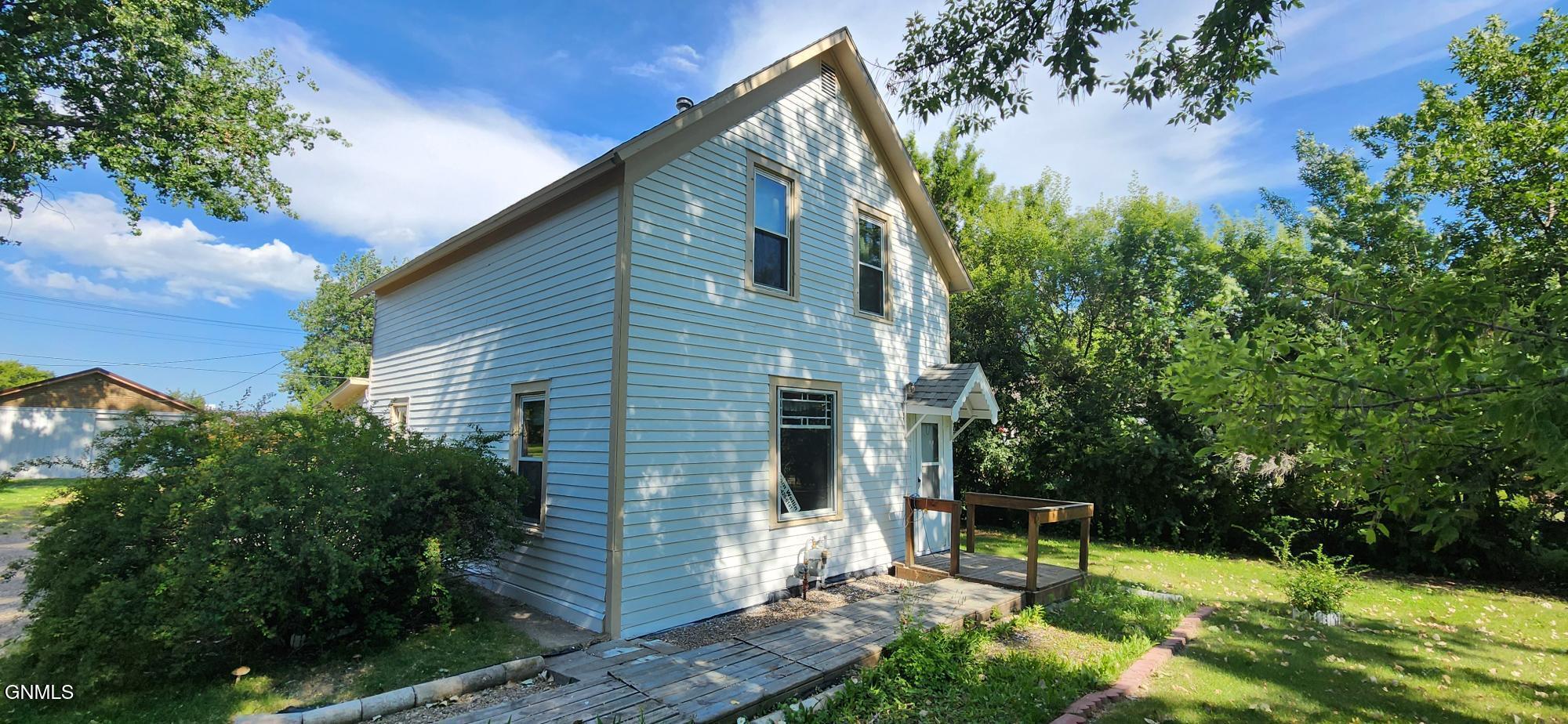 Property Photo: 401 Summit Street ND 58576