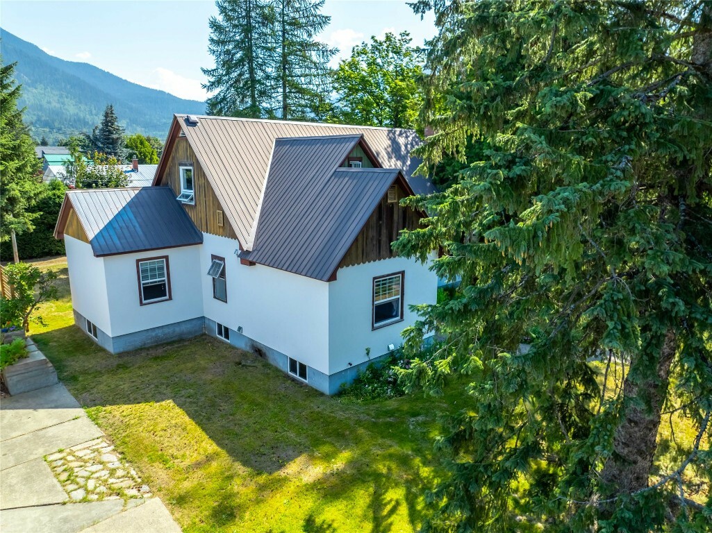 Property Photo:  422 Ninth Street E  BC V0E 2S0 