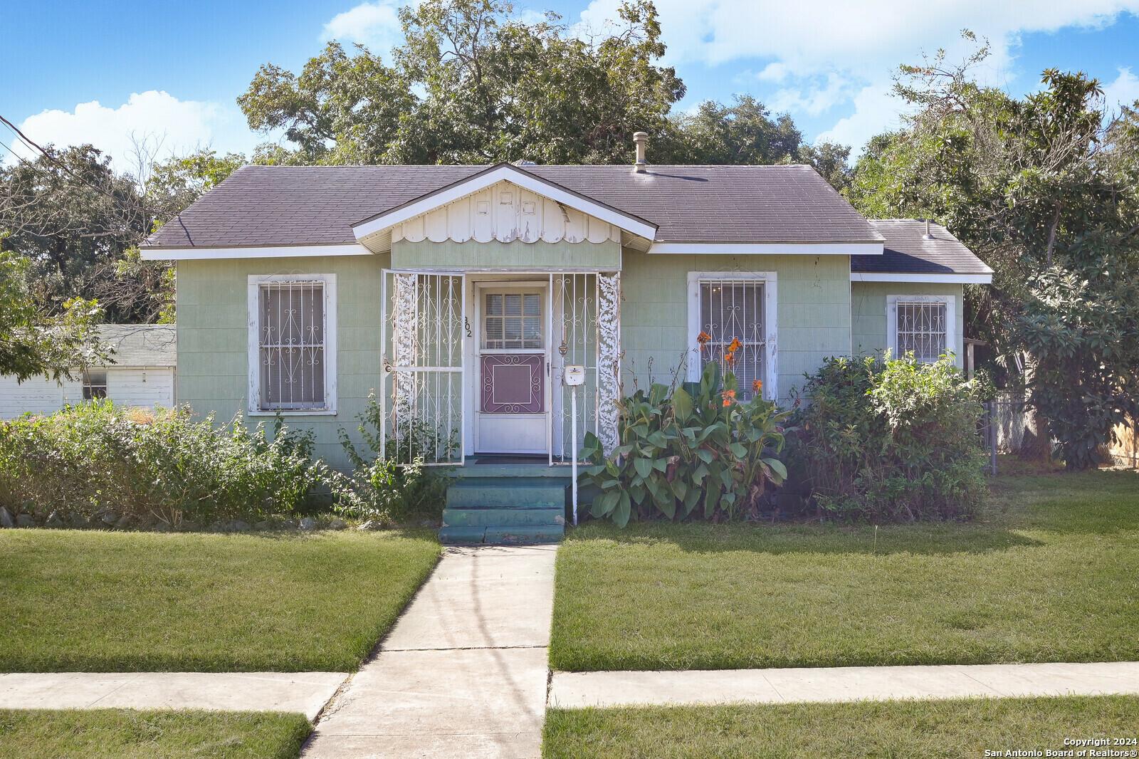 Property Photo:  302 E Bonner Ave  TX 78214 