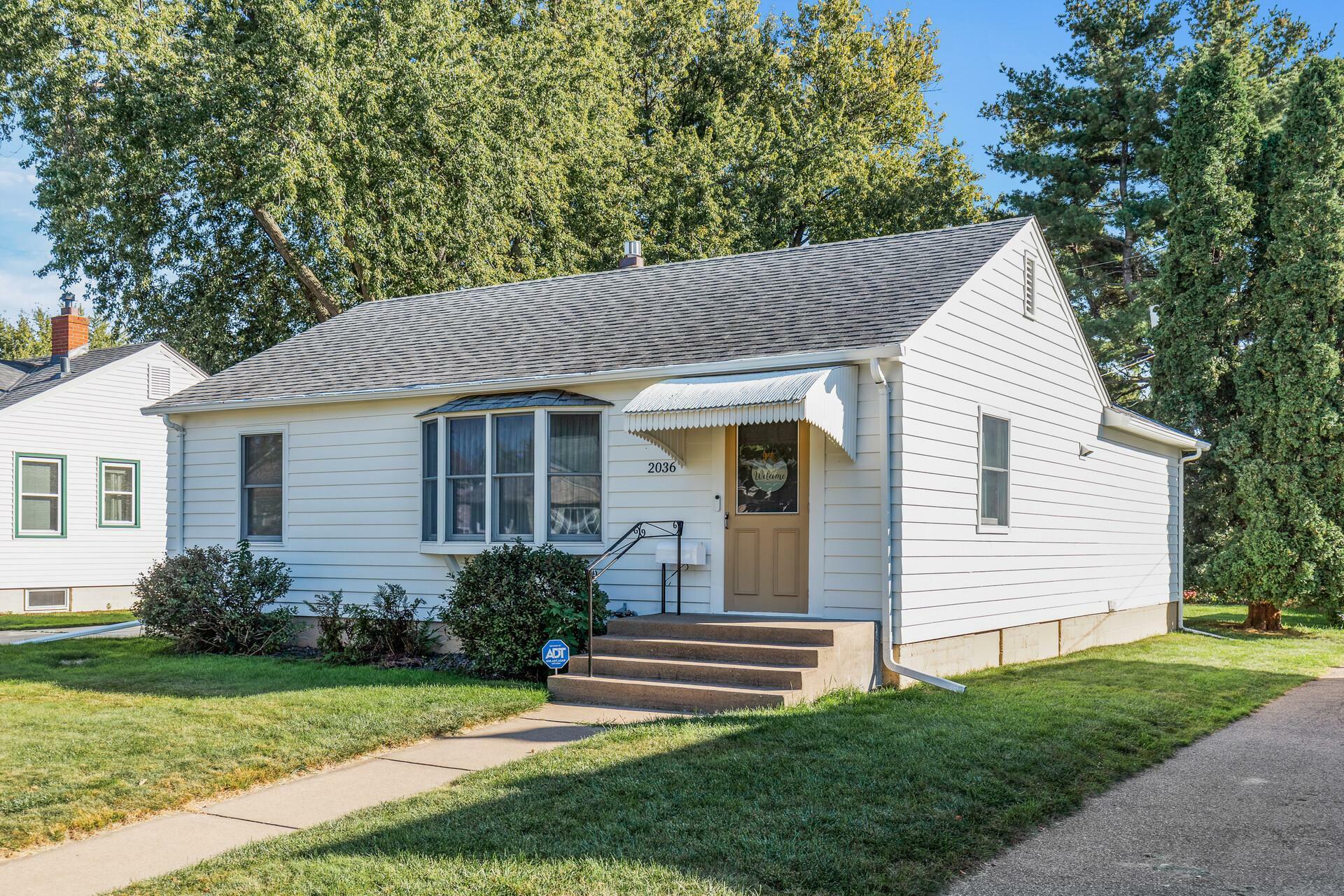 Property Photo:  2036 Case Avenue E  MN 55119 