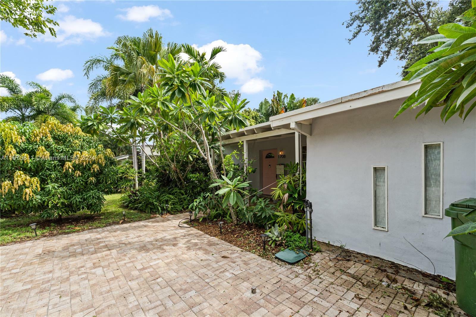 Property Photo:  1708 SW 13th St  FL 33312 