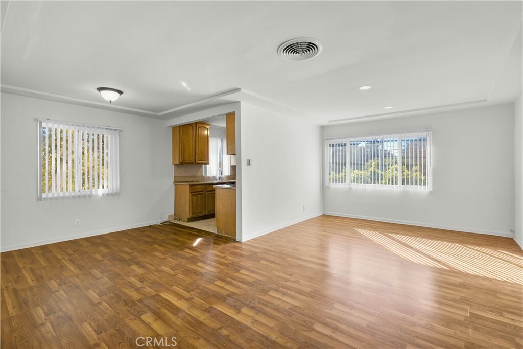 Property Photo:  12921 Oxnard Street 5  CA 91401 