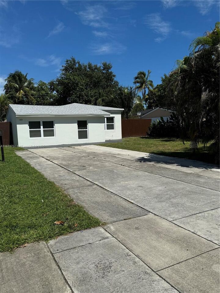 Property Photo: 1829 NE 176th St FL 33162
