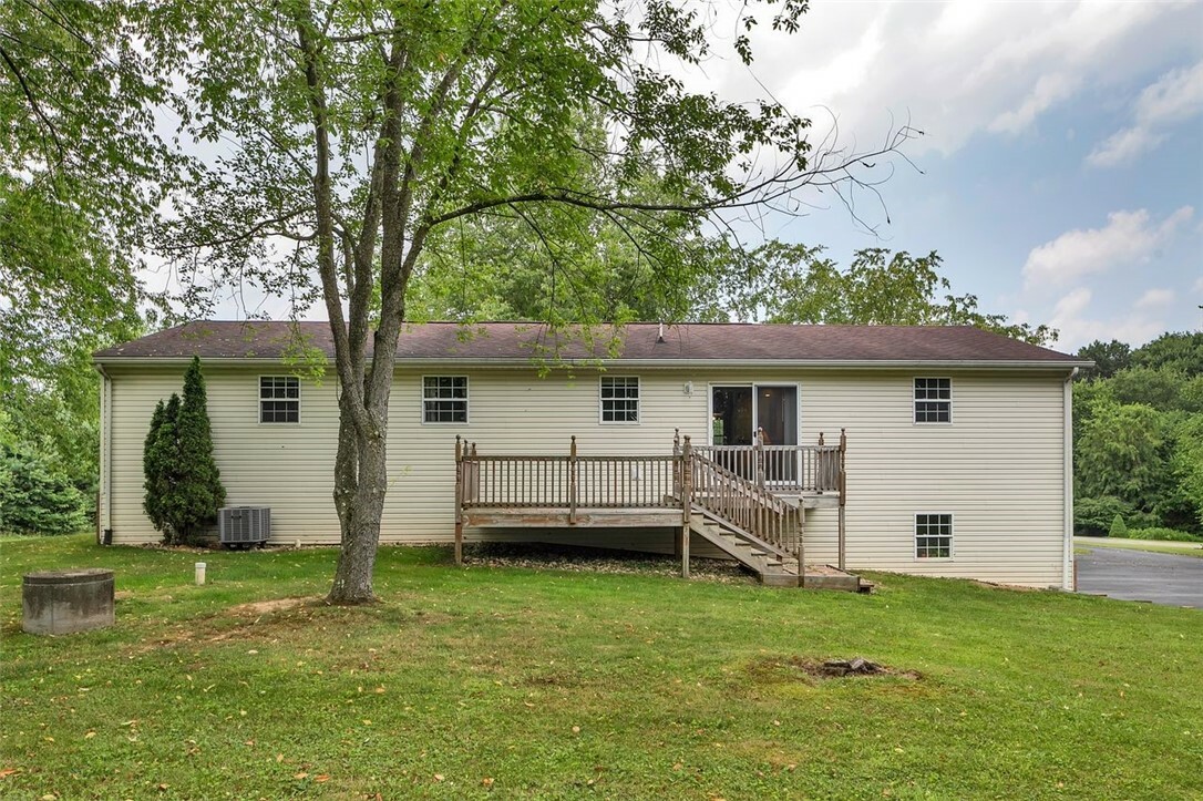 Property Photo:  104 Pheasant Run Dr  PA 16057 