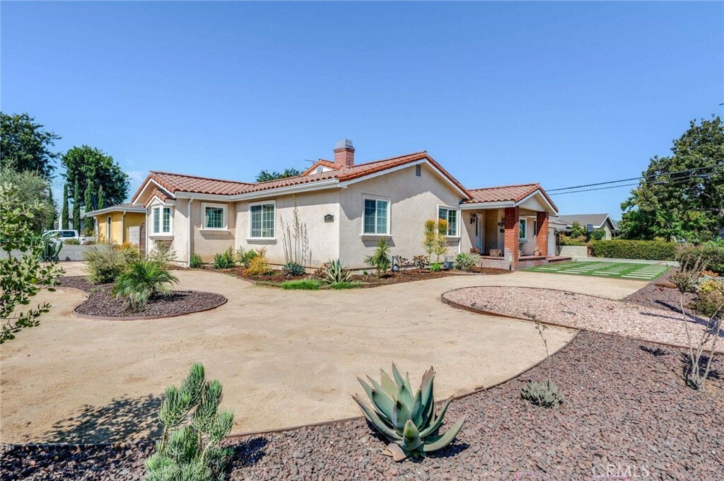 Property Photo:  4923 E Harvey Way  CA 90808 