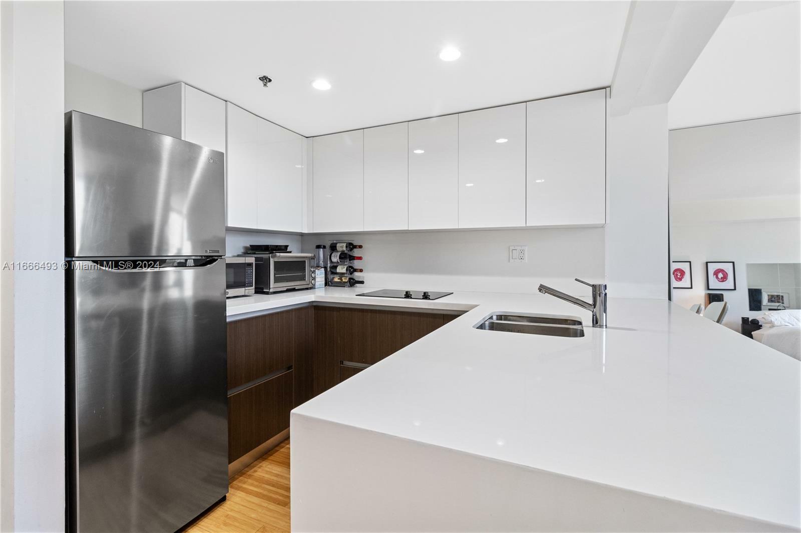 Property Photo:  540 Brickell Key Dr 407  FL 33131 