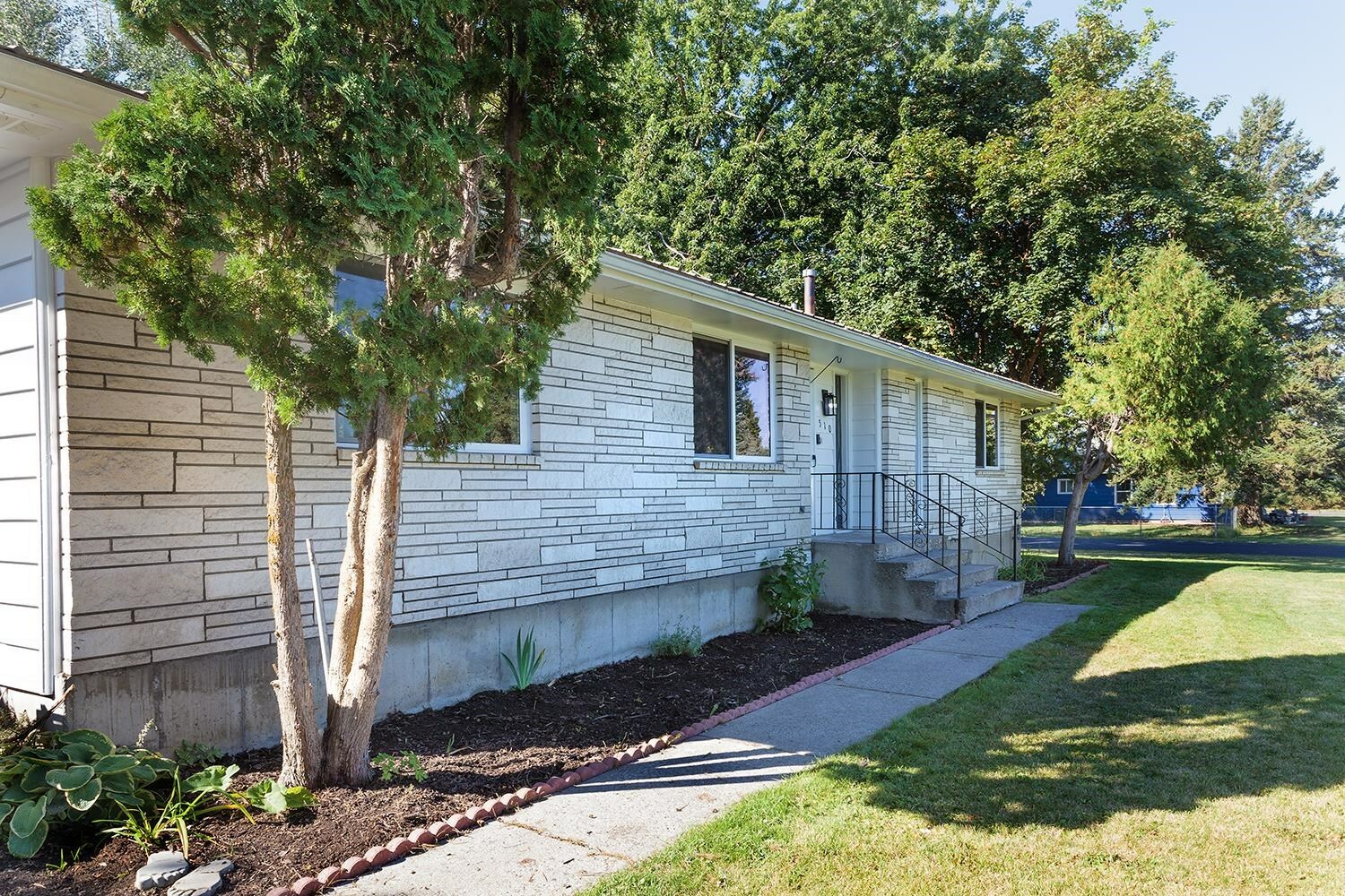 Property Photo:  510 E Barker St  WA 99022 