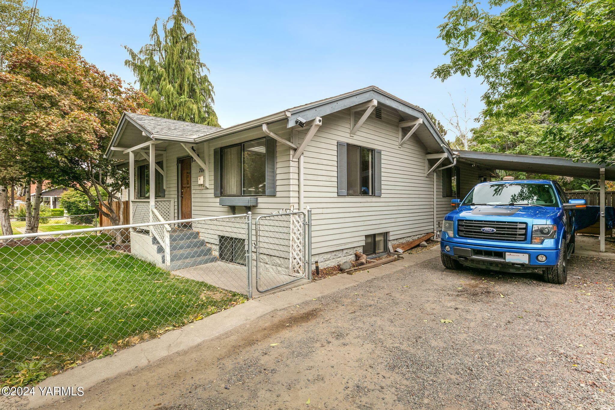 Property Photo:  207 N 21st Ave  WA 98902 