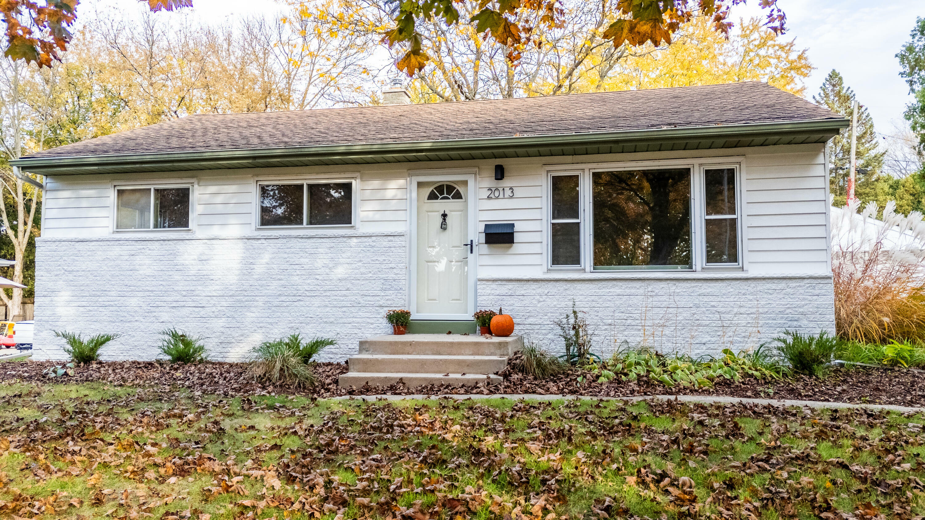 Property Photo:  2013 Parkfield Dr  WI 53090 