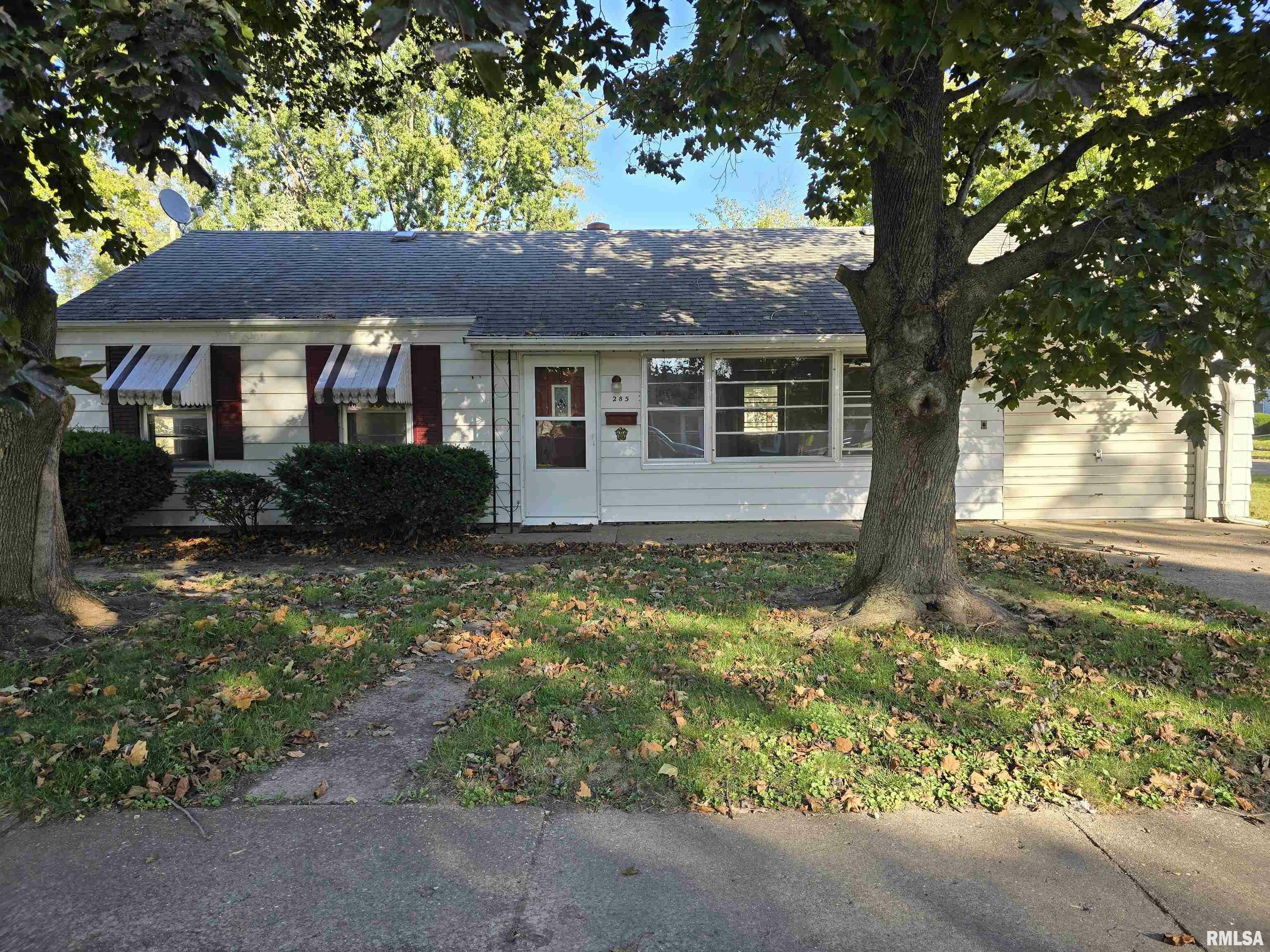 285 Iris Court  Canton IL 61520 photo