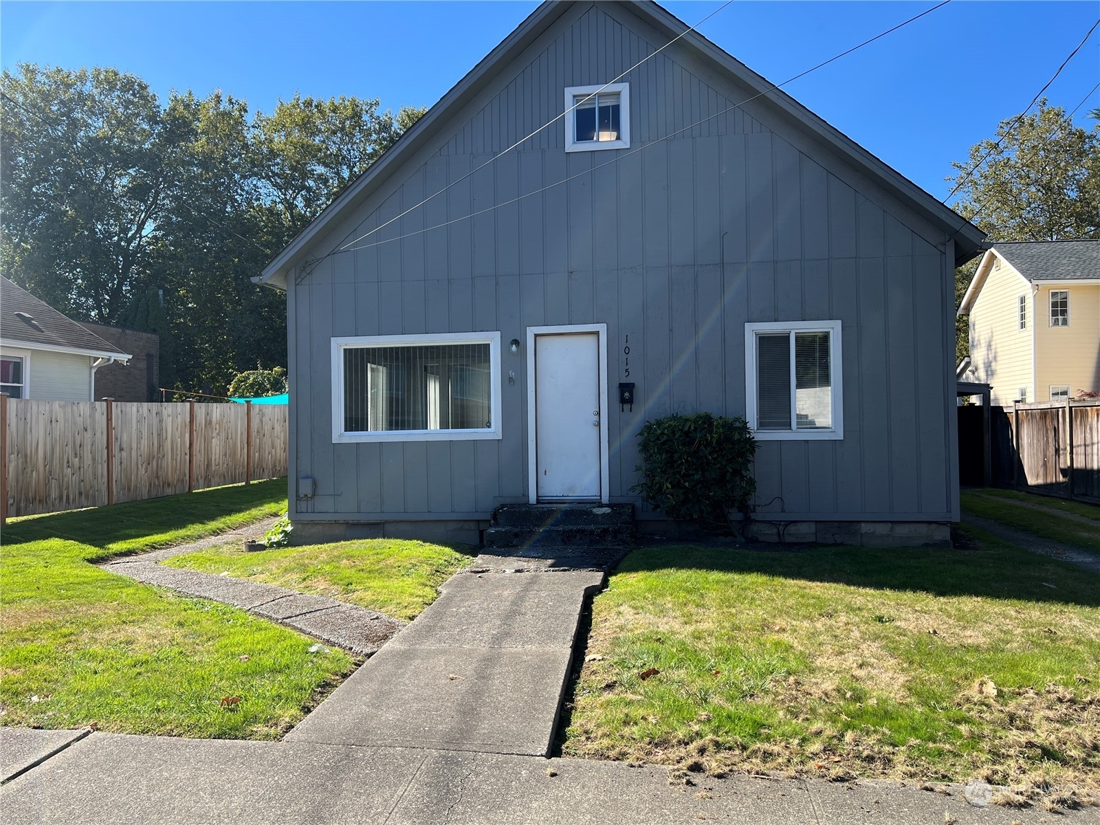 Property Photo:  1015 N 1st Street  WA 98057 