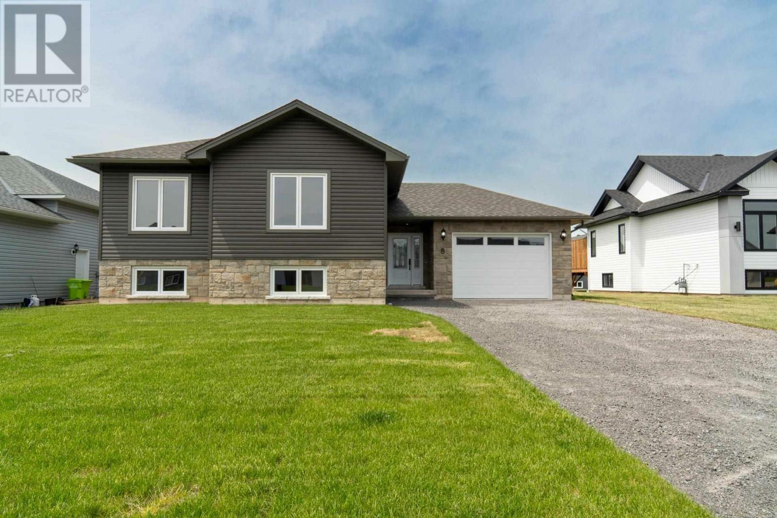 Property Photo:  8 Noah Dr  ON P6C 6E6 