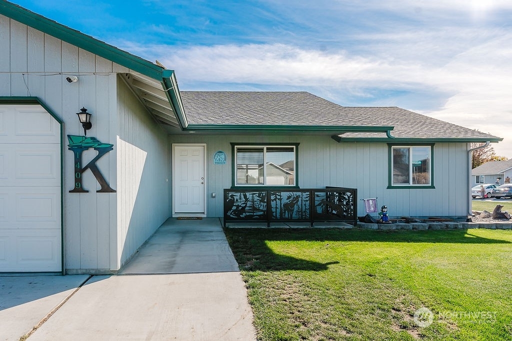 Property Photo:  1409 W Electra Street  WA 98837 