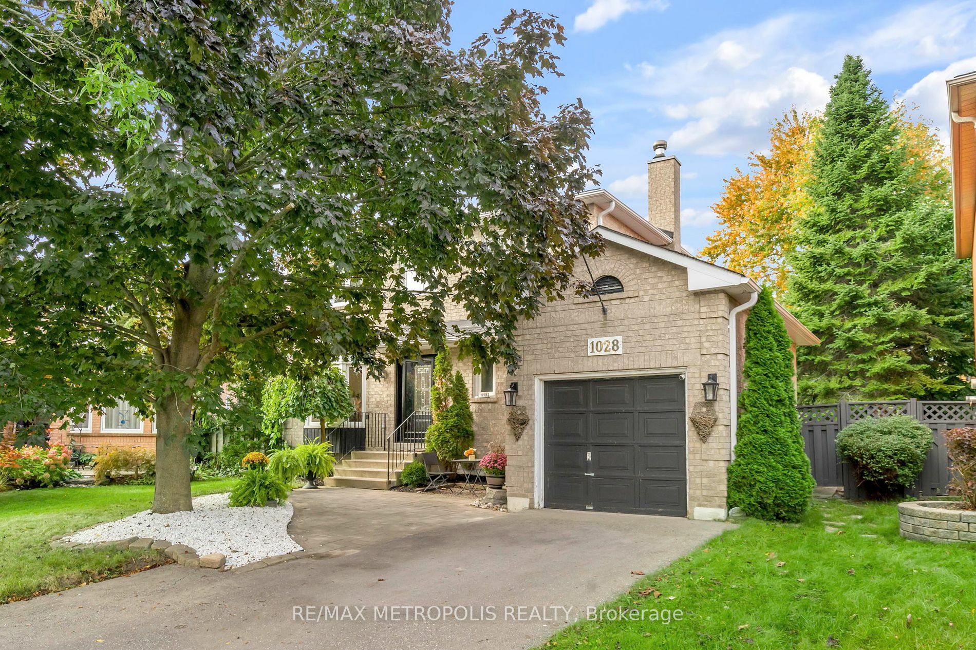 Property Photo:  1028 Moorelands Cres  ON L1W 3K4 