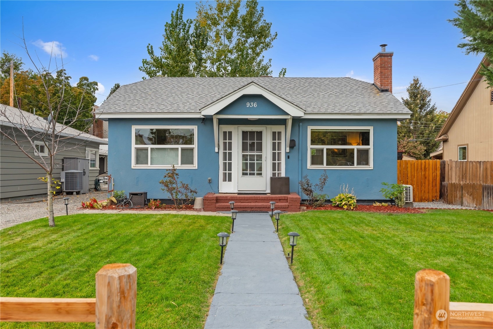 Property Photo:  936 Okanogan Street  WA 98801 