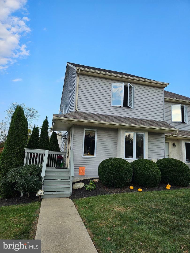 Property Photo:  401 Pinebrooke Circle  PA 19335 