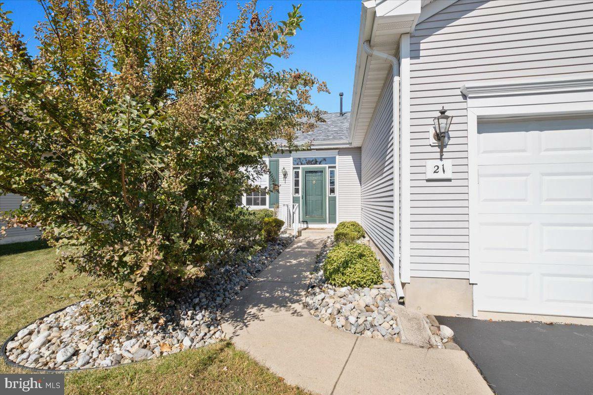 Property Photo:  21 Newton Court  NJ 08022 