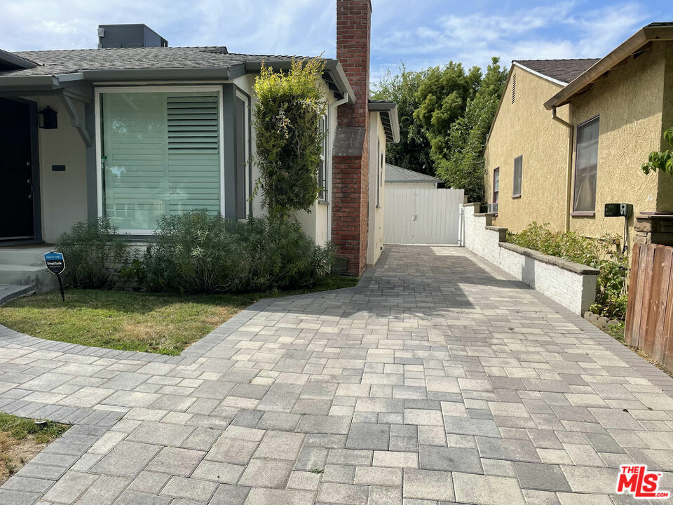 Property Photo:  333  W Spazier Ave  CA 91506 