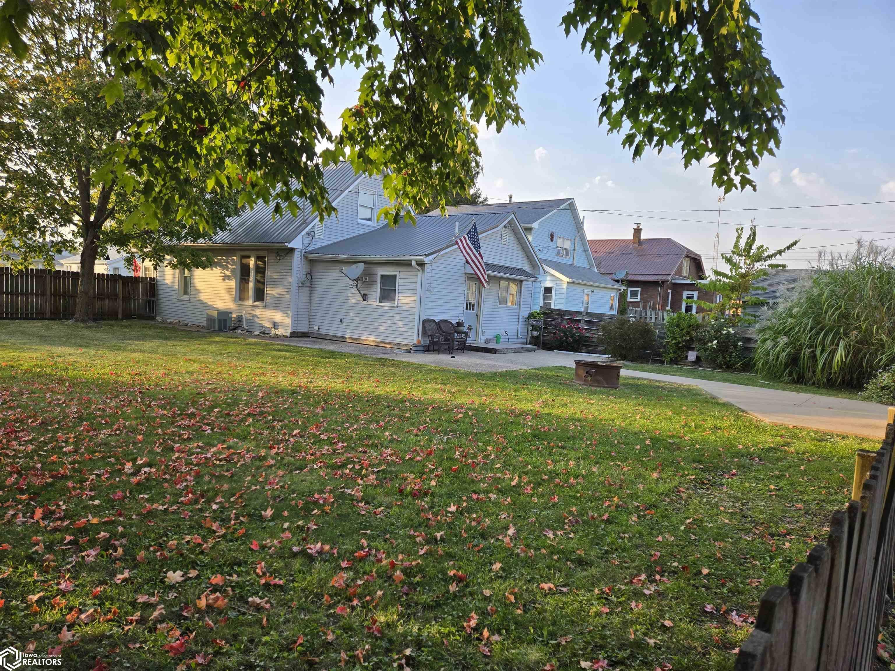 Property Photo:  114 Summer Street  IA 52655 