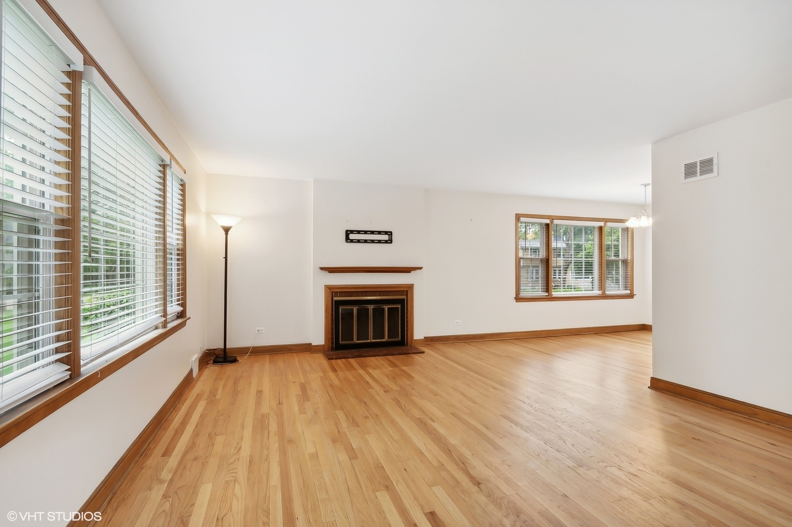 Property Photo:  402 Berry Road  IL 60010 