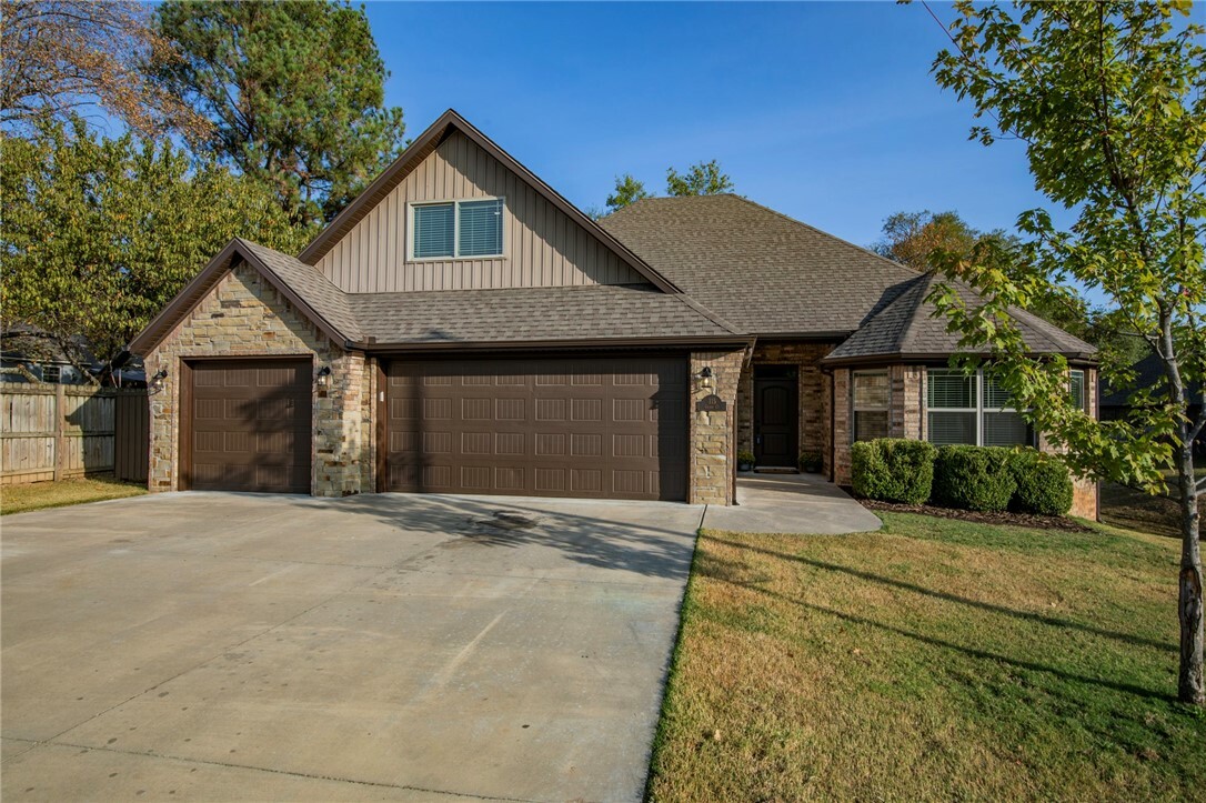 Property Photo:  115 Grand Court  AR 72761 