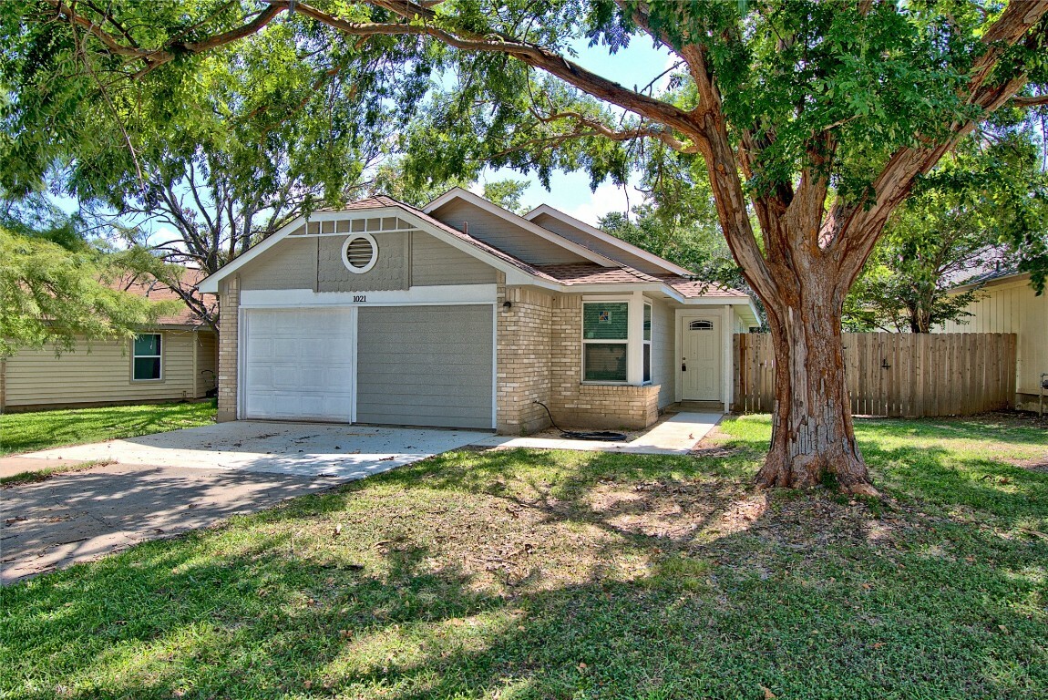 Property Photo:  1021 Greenbriar Loop  TX 78664 