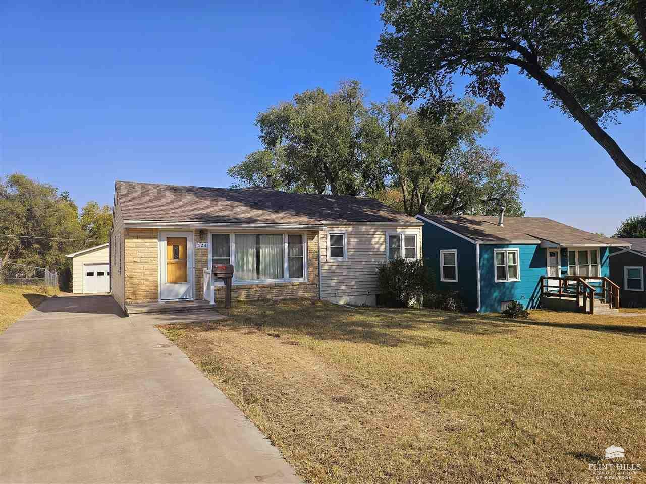 Property Photo:  626 W Vine Street  KS 66441 