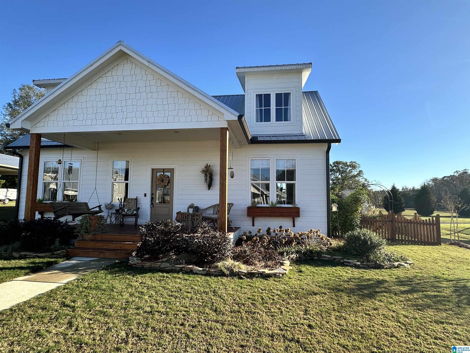 Property Photo:  211 Ambleside Drive  AL 35096 