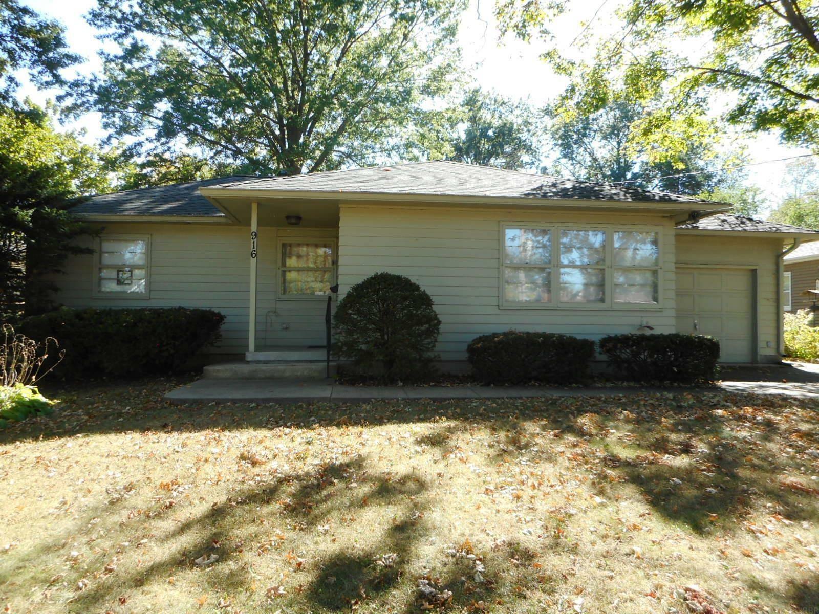 Property Photo:  916 W 11 Street  IA 50613 