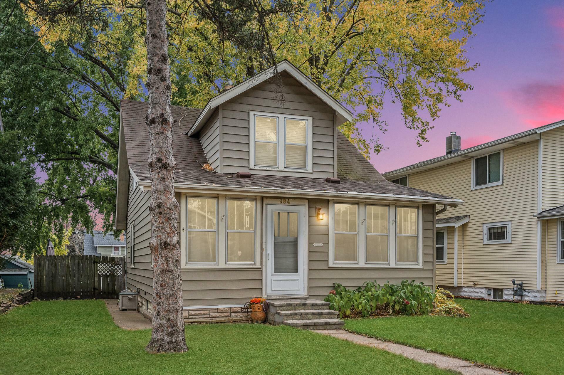 Property Photo:  984 Cook Avenue E  MN 55106 