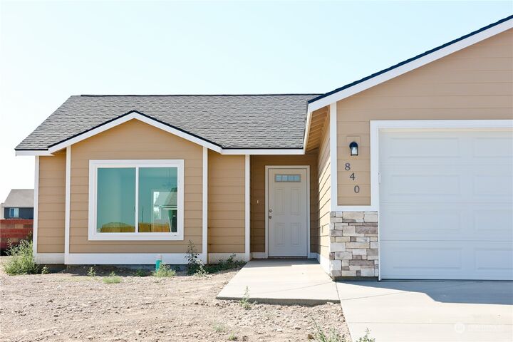 Property Photo:  702 E Cascade Street  WA 99344 