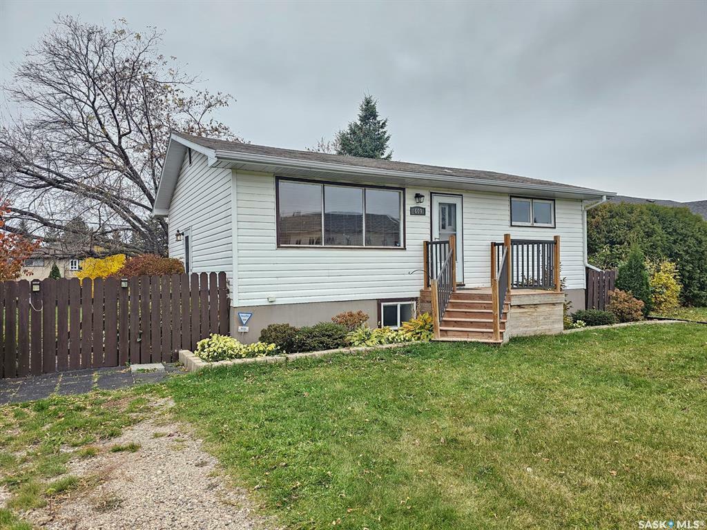 Property Photo:  609 1st Street W  SK S9X 1E1 