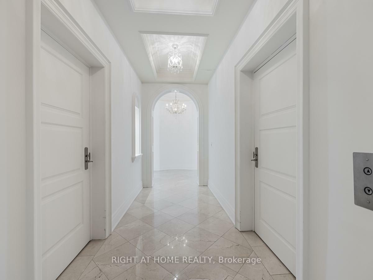 Property Photo: 2095 Lake Shore Boulevard W Lph19 ON M8V 4G4