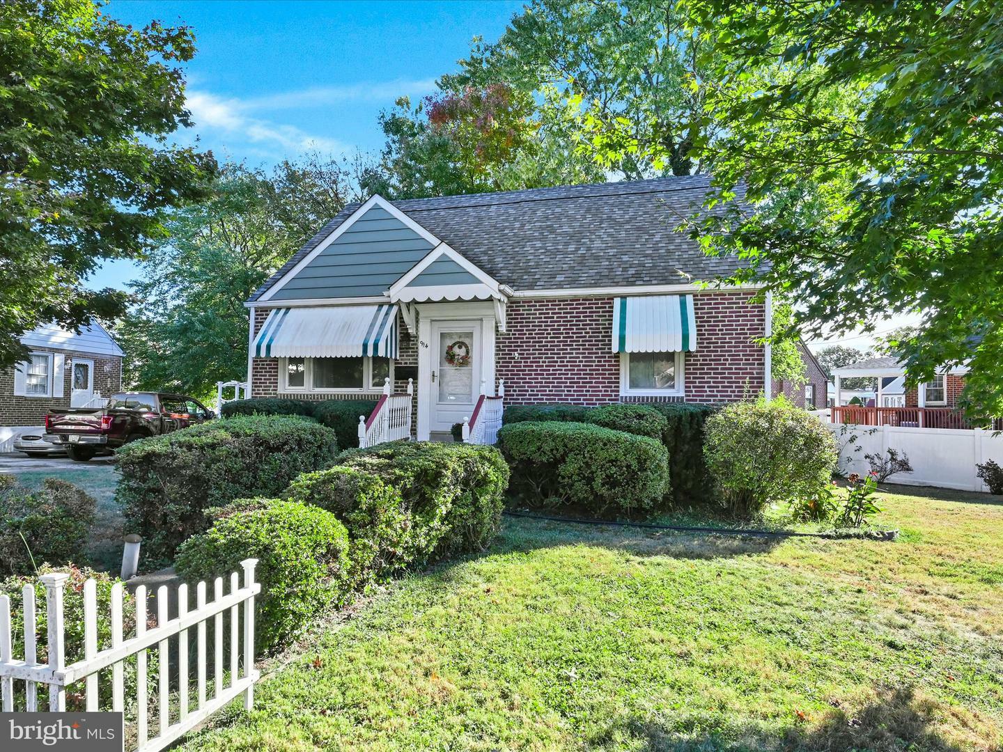 Property Photo:  914 Village Road  PA 19033 